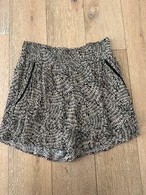 Three Dots Black and Cream Printed Elastic Waist Shorts